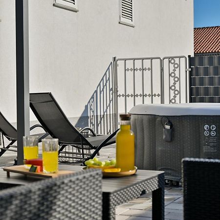 Luxury Apartment With Garden Jacuzzi And Wellness Трогир Экстерьер фото