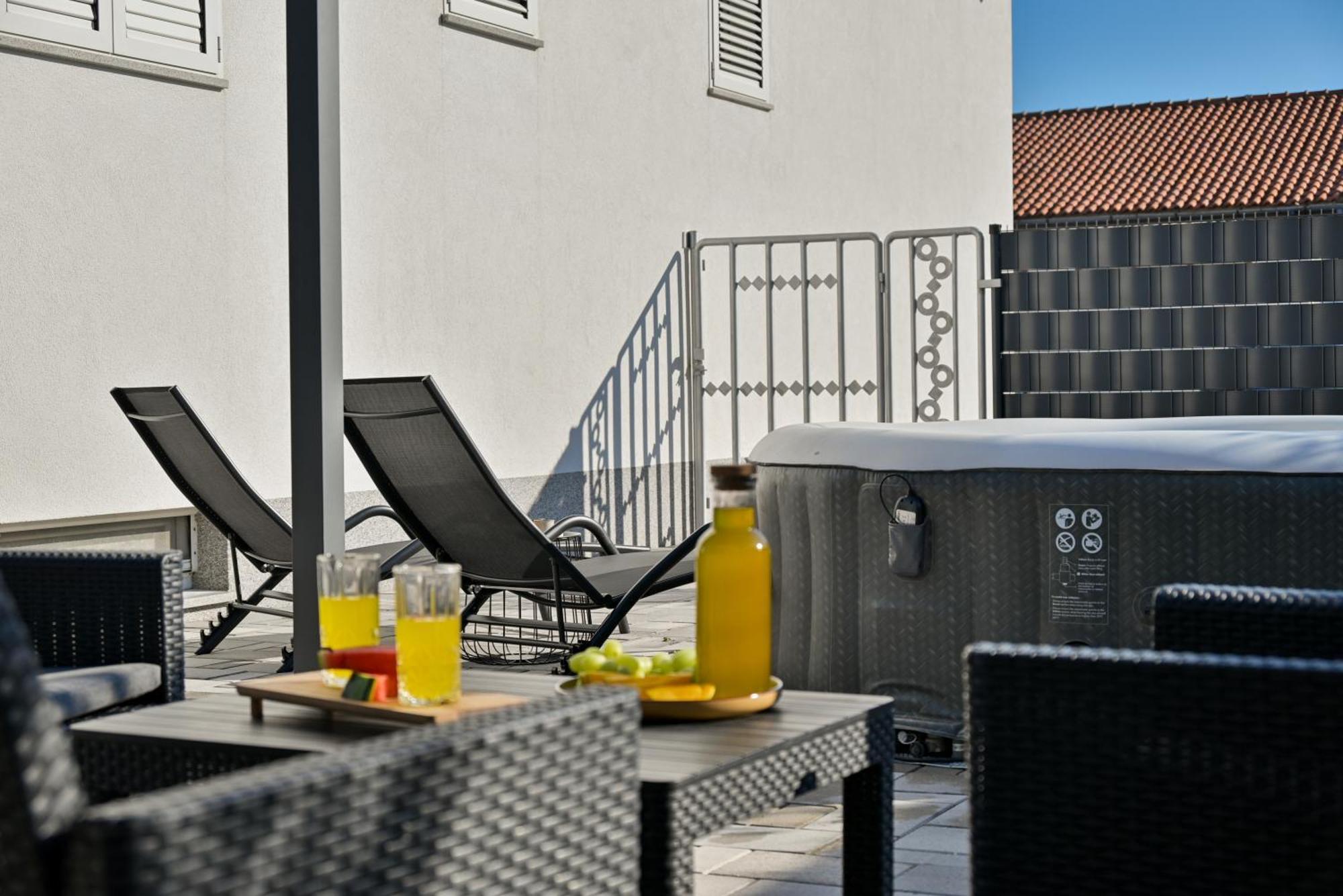 Luxury Apartment With Garden Jacuzzi And Wellness Трогир Экстерьер фото