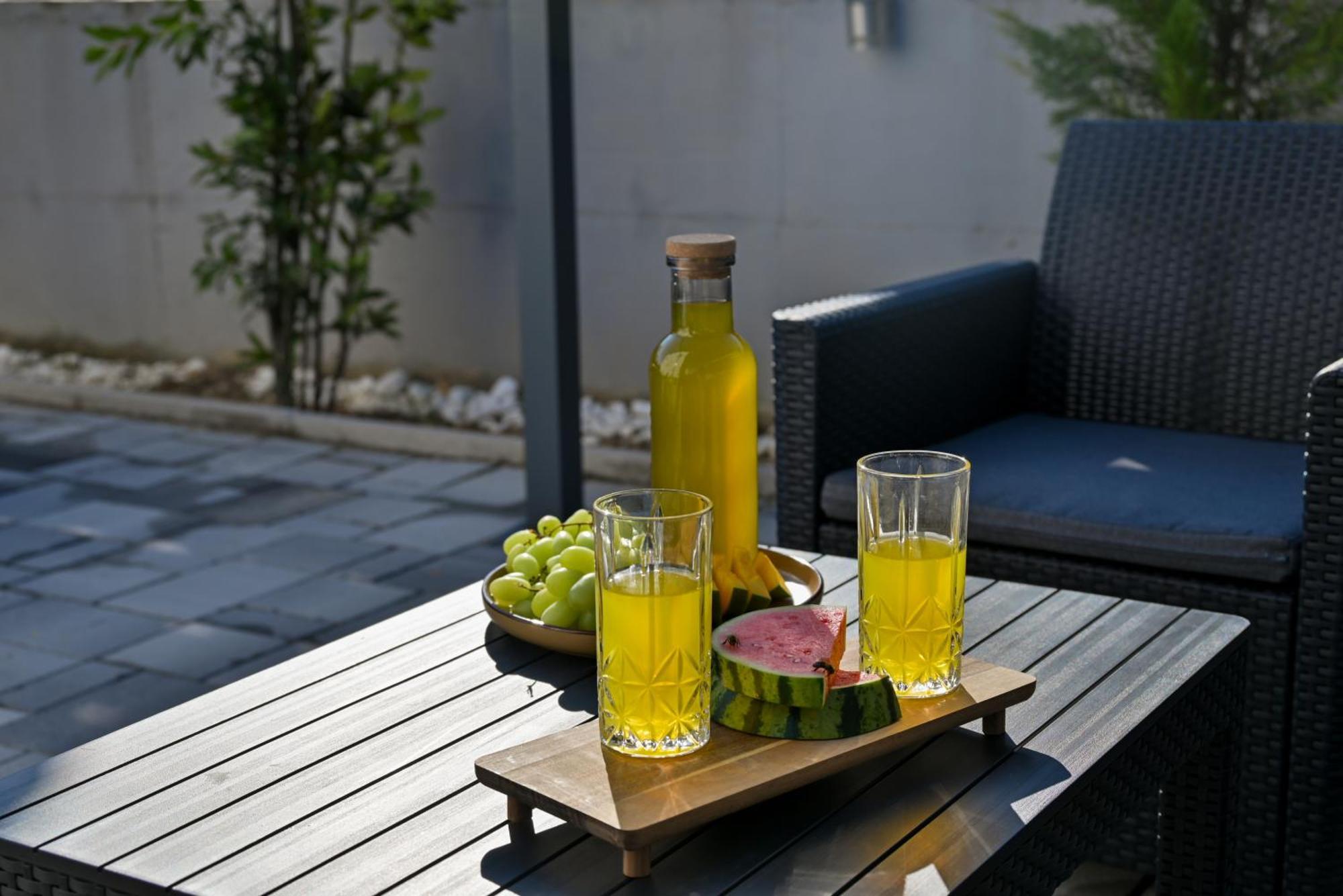 Luxury Apartment With Garden Jacuzzi And Wellness Трогир Экстерьер фото