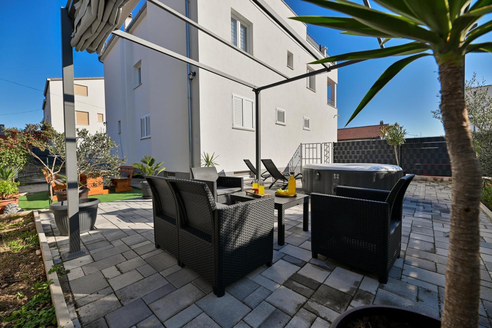 Luxury Apartment With Garden Jacuzzi And Wellness Трогир Экстерьер фото