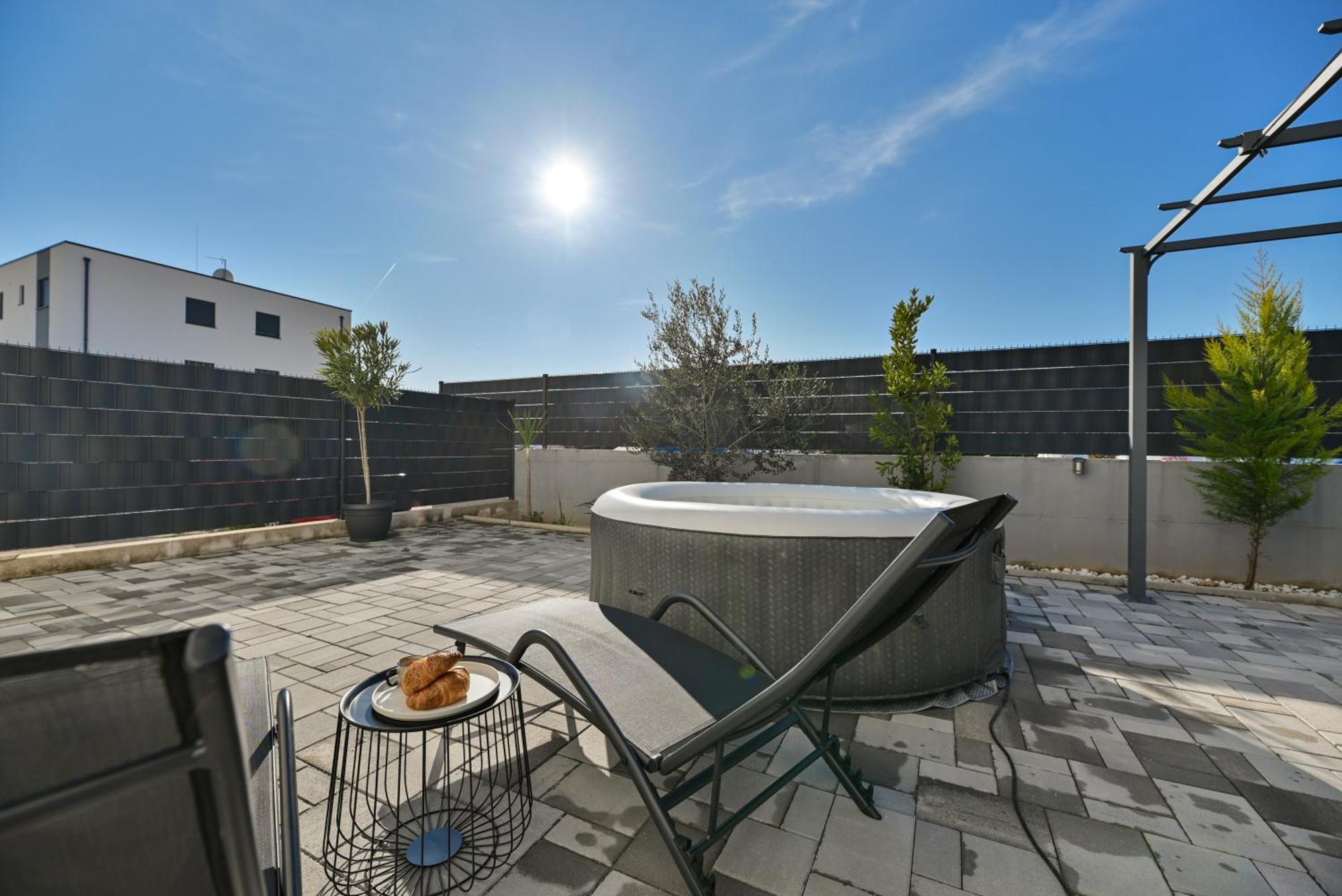 Luxury Apartment With Garden Jacuzzi And Wellness Трогир Экстерьер фото