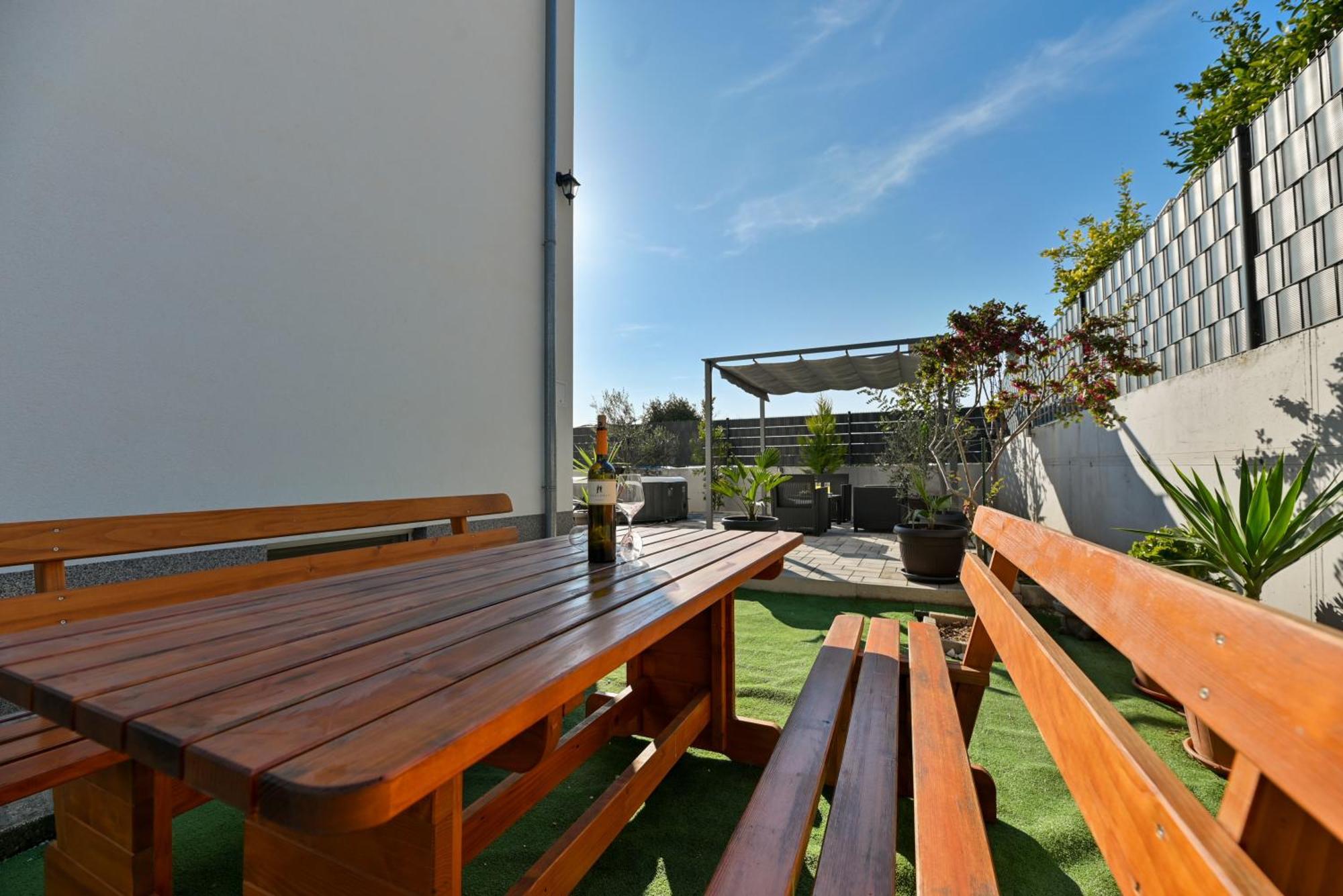Luxury Apartment With Garden Jacuzzi And Wellness Трогир Экстерьер фото