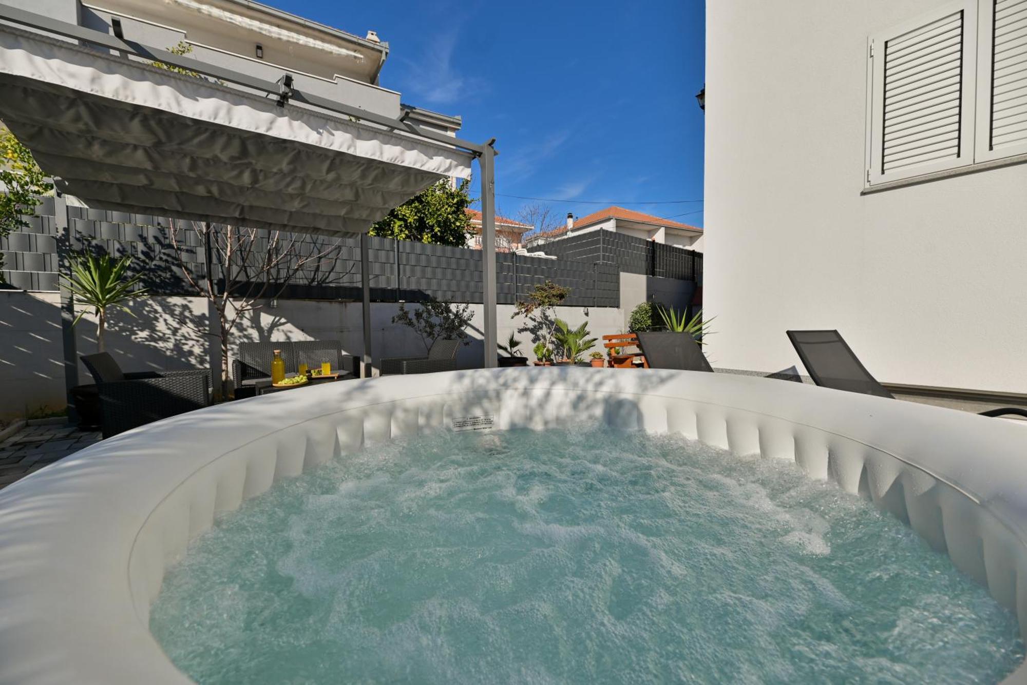 Luxury Apartment With Garden Jacuzzi And Wellness Трогир Экстерьер фото