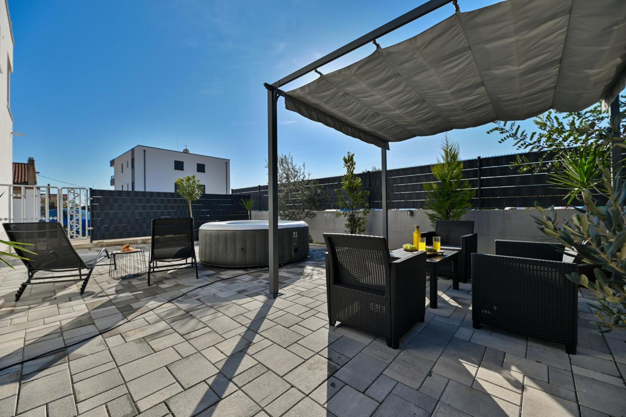 Luxury Apartment With Garden Jacuzzi And Wellness Трогир Экстерьер фото