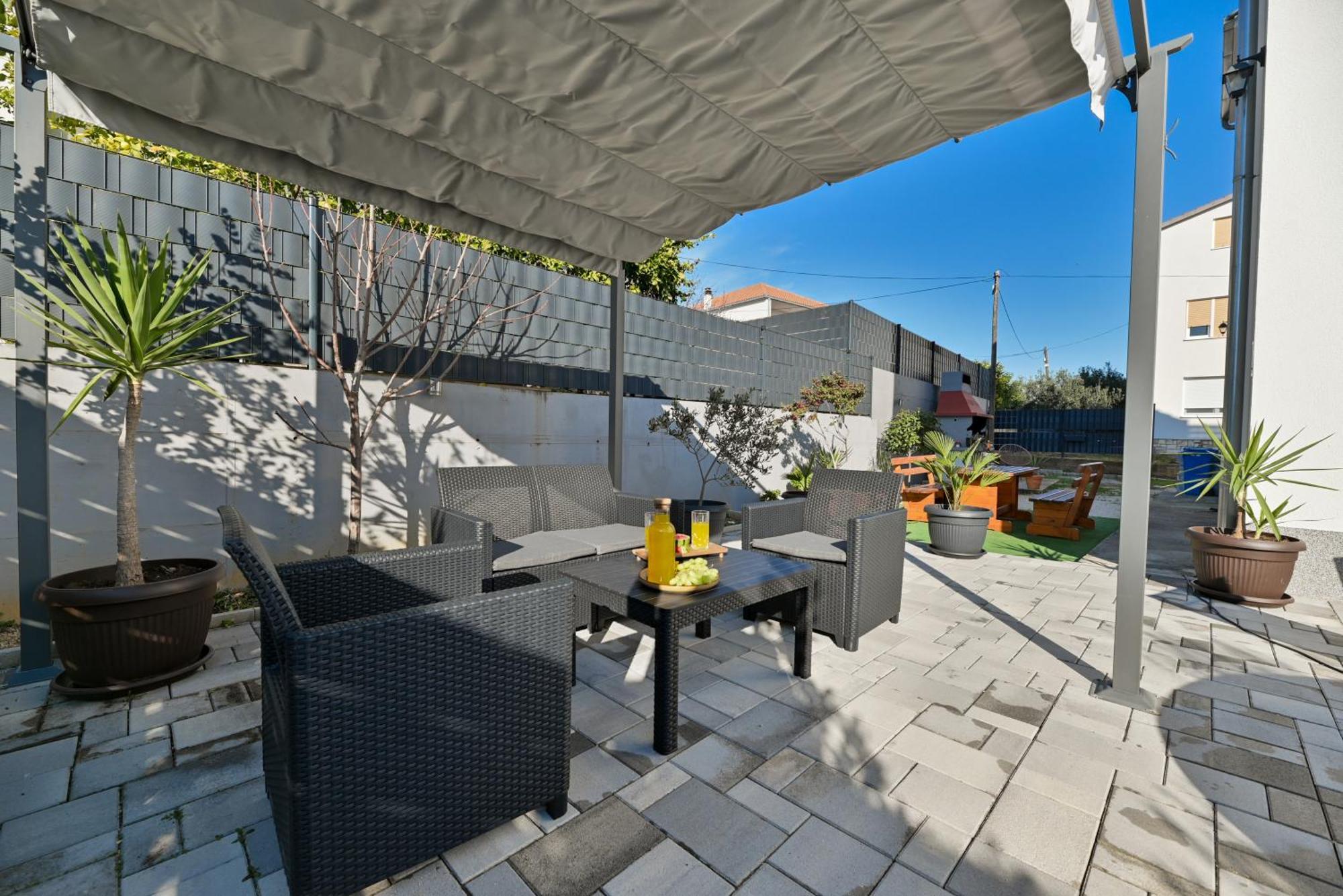 Luxury Apartment With Garden Jacuzzi And Wellness Трогир Экстерьер фото