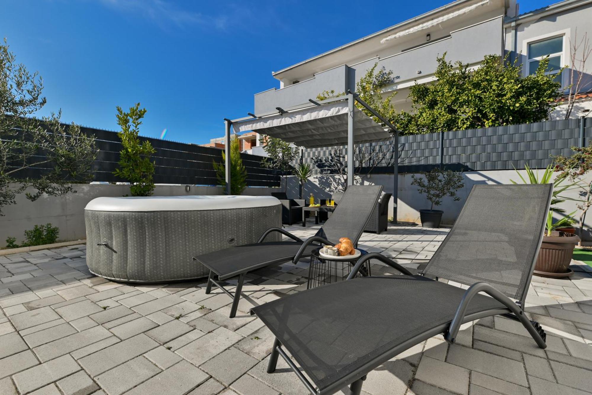 Luxury Apartment With Garden Jacuzzi And Wellness Трогир Экстерьер фото