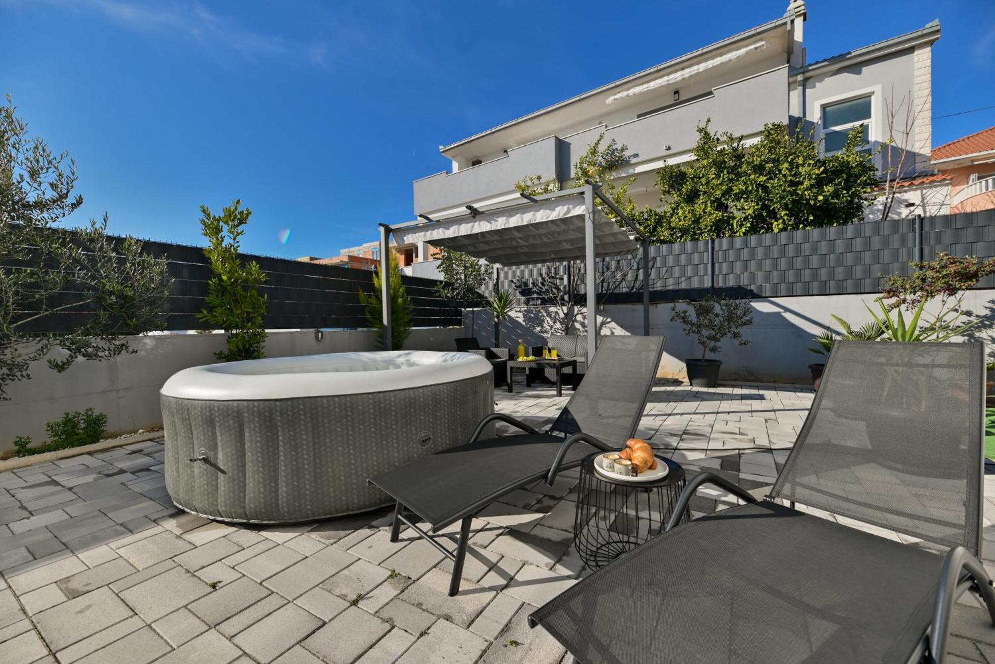 Luxury Apartment With Garden Jacuzzi And Wellness Трогир Экстерьер фото