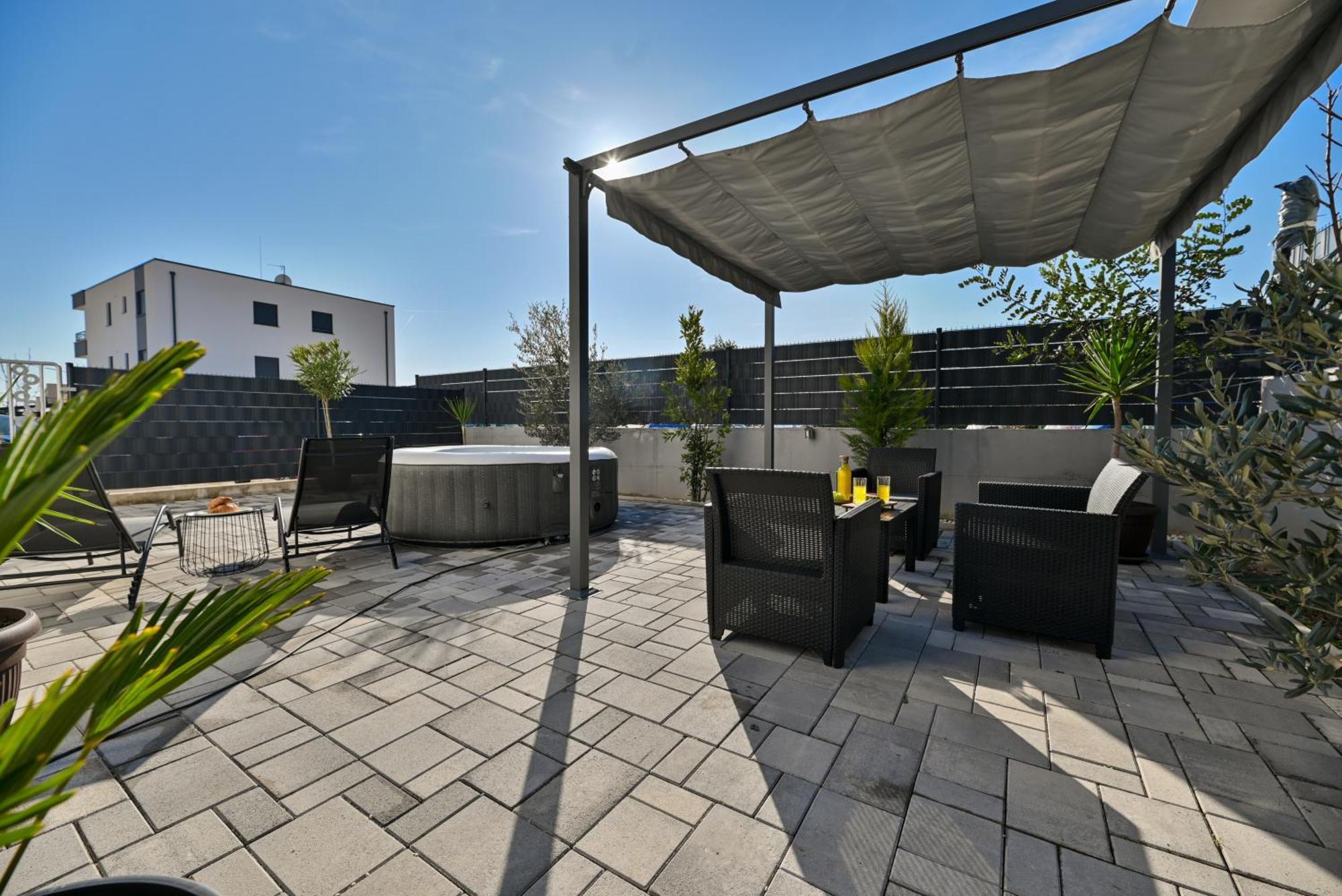 Luxury Apartment With Garden Jacuzzi And Wellness Трогир Экстерьер фото