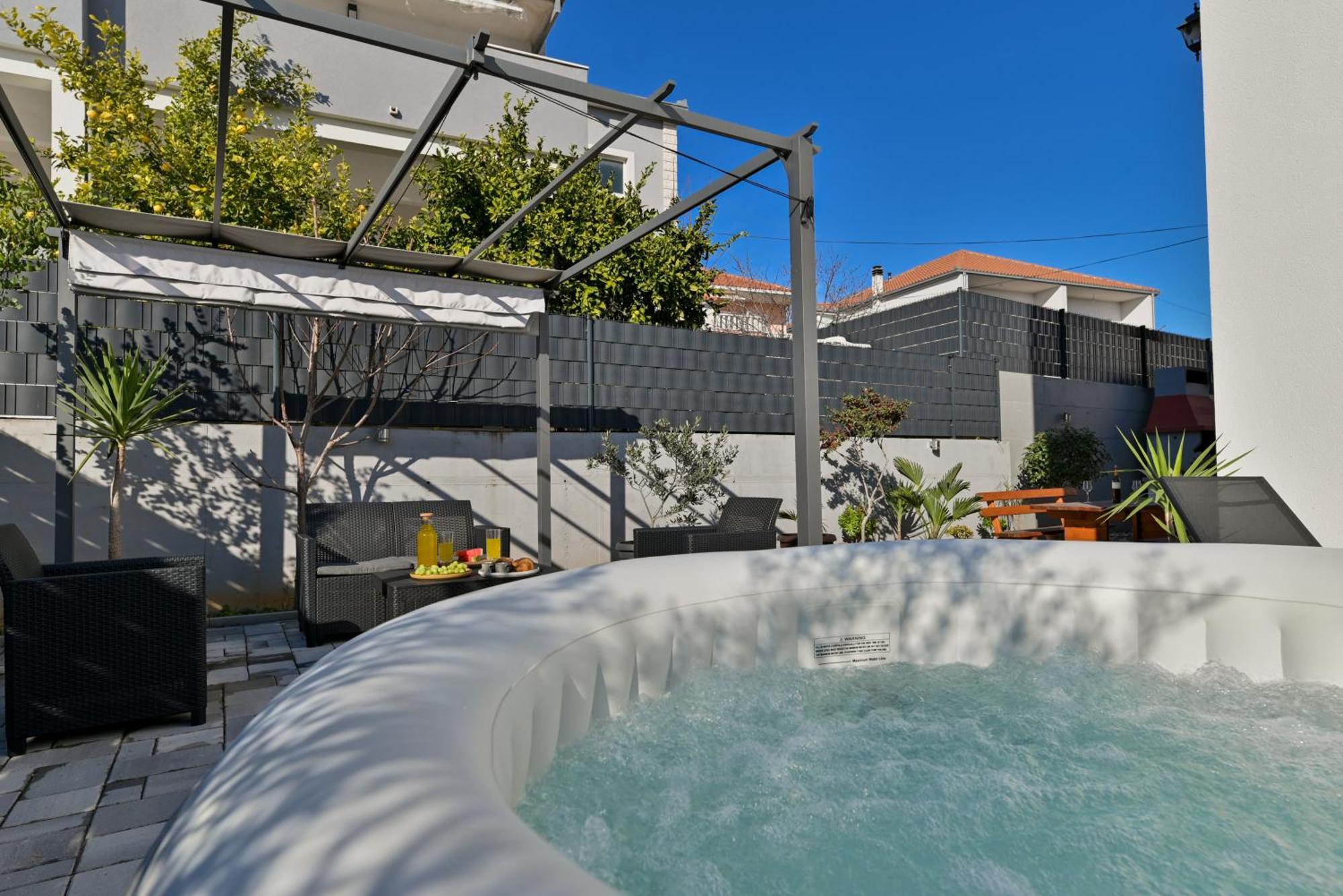 Luxury Apartment With Garden Jacuzzi And Wellness Трогир Экстерьер фото