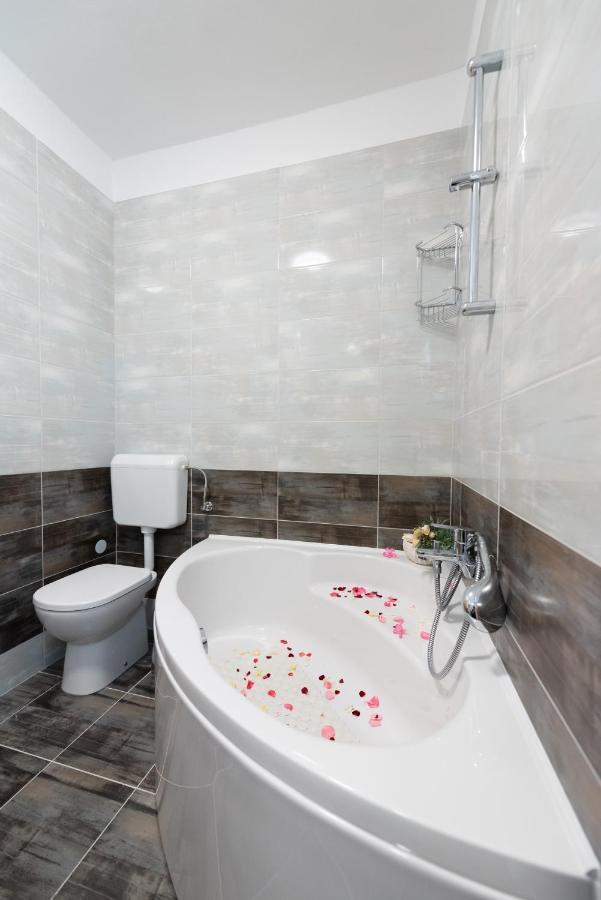 Luxury Apartment With Garden Jacuzzi And Wellness Трогир Экстерьер фото